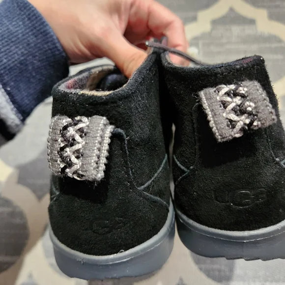 NEW UGG Black Suede Boots Chukka Kids Size 5 - Picture 5 of 6